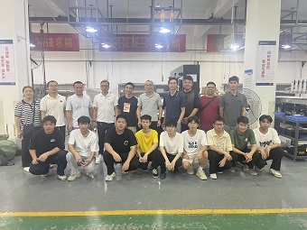 機(jī)電一體化+工業(yè)機(jī)器人學(xué)生在廣州精陶機(jī)電設(shè)備有限公司實(shí)習(xí).jpg